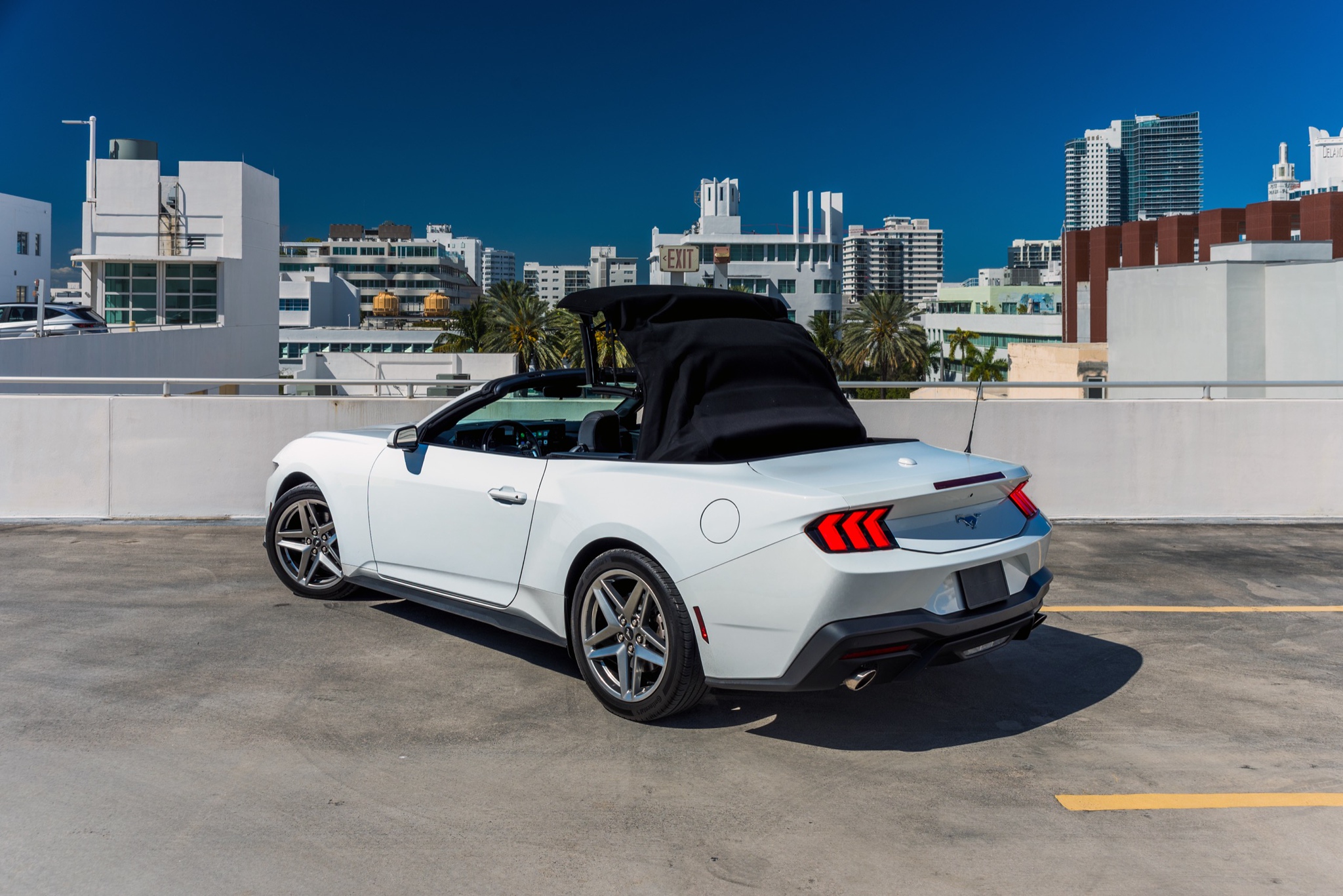 Ford Mustang Convertible White - Image 1